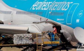 Un avión de Aerolíneas Argentinas partió con destino a Rusia para buscar nuevas partidas de la vacuna Sputnik V