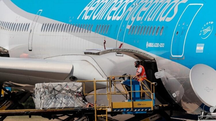 Un avión de Aerolíneas Argentinas partió con destino a Rusia para buscar nuevas partidas de la vacuna Sputnik V